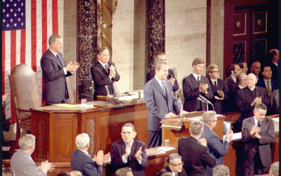 Prezydent Richard Nixon (na środku) wygłasza orędzie o stanie państwa do połączonych izb Kongresu US