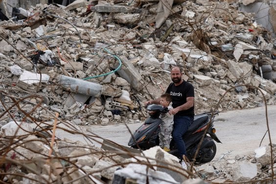 Ruiny zniszczonych przez wojsko Izraela domów, Tayr Debba w południowym Libanie