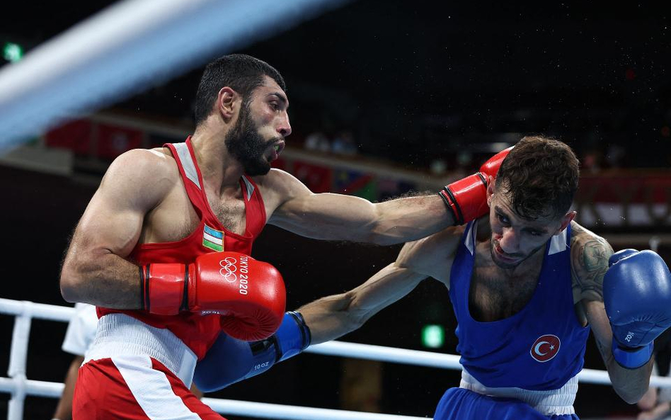 Szachobidin Zoirow (w czerwonym stroju) w walce z Turkiem Batuhanem Ciftcim