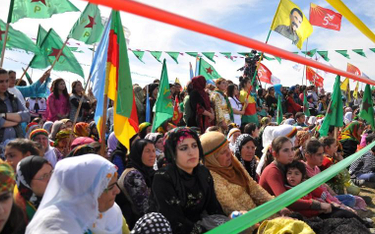 Kurdyjki biorą udział w obchodach Dnia Kobiet w Qamishli, miejscowości granicznej między Syrią a Tur
