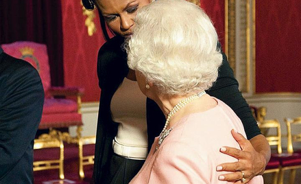 Michelle Obama podczas wizyty u Elżbiety II złamała protokół dyplomatyczny
