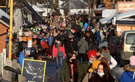 Resort zdrowia apeluje do Polaków o ograniczenie mobilności (na zdjęciu: turyści na Gubałówce po pie