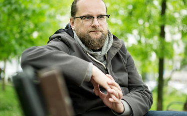 Wojciech Kuczok, urodzony w Chorzowie w roku 1972. Pisarz, scenarzysta i speleolog. Za powieść „Gnój