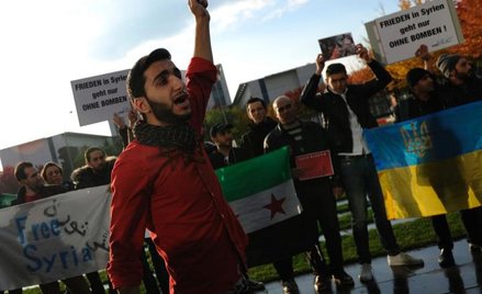 Berlin. Wspólny protest przeciwników rosyjskich nalotów w Syrii i agresji na Ukrainę przed urzędem k