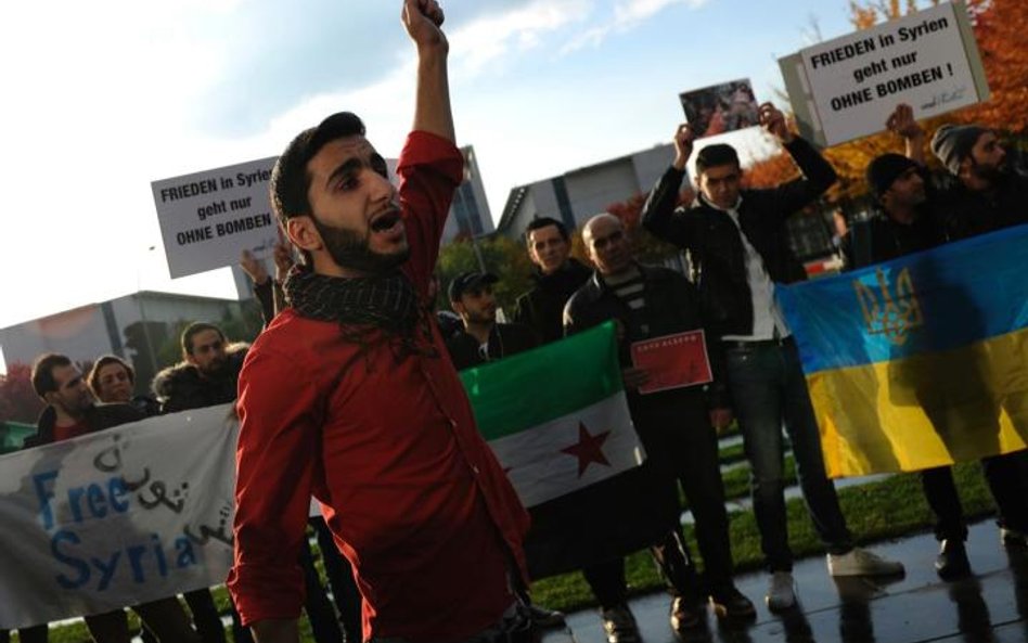 Berlin. Wspólny protest przeciwników rosyjskich nalotów w Syrii i agresji na Ukrainę przed urzędem k