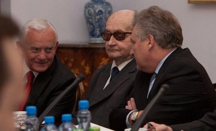 Miarą słabości Leszka Millera i Aleksandra Kwaśniewskiego jest próba szukania ratunku u gen. Jaruzel