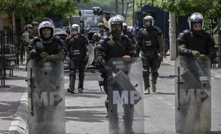 Żołnierze NATO i Międzynarodowa Żandarmeria wojskowa zabezpieczają obszar w pobliżu Zvecan w północn