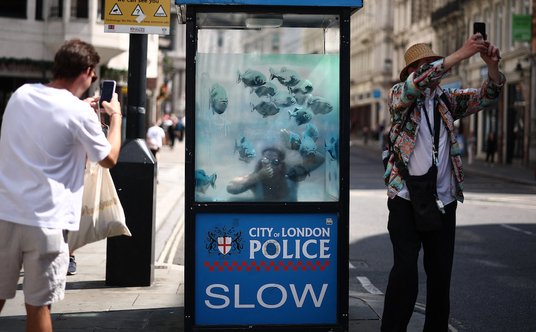 Siódmy z cyklu murali: ryby „pływające” w budce policyjnej w Londynie.