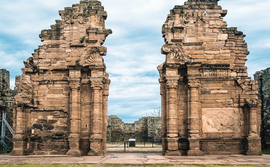 Pozostałości wejścia do kościoła w San Ignacio Miní, Argentyna