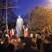 11 listopada 2011, Warszawa. Uczestnicy Marszu Niepodległości przed pomnikiem Romana Dmowskiego