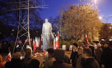 11 listopada 2011, Warszawa. Uczestnicy Marszu Niepodległości przed pomnikiem Romana Dmowskiego