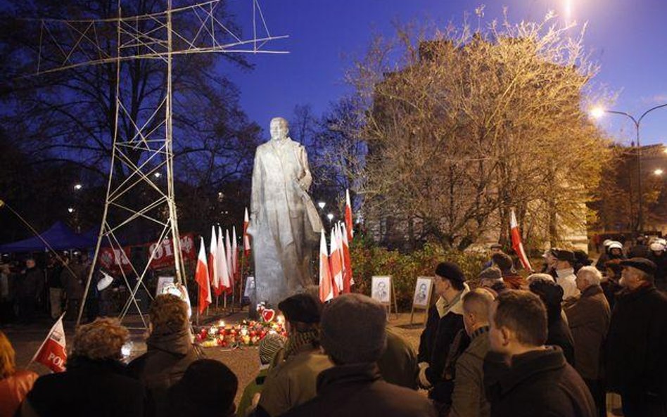 11 listopada 2011, Warszawa. Uczestnicy Marszu Niepodległości przed pomnikiem Romana Dmowskiego