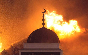 Płonący meczet w Victorii