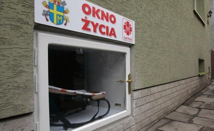 ONZ nalega na likwidację okien życia, dzięki którym ocalono już 77 niemowląt