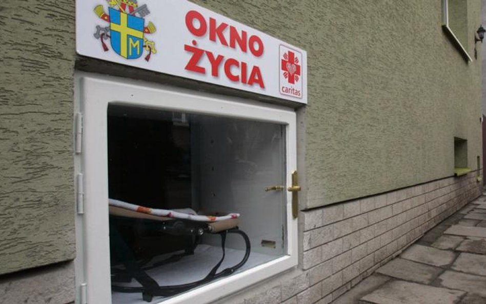 ONZ nalega na likwidację okien życia, dzięki którym ocalono już 77 niemowląt