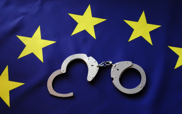 Europejski nakaz aresztowania - przestępcy mogą zyskać na wyroku TSUE ws. praworządności