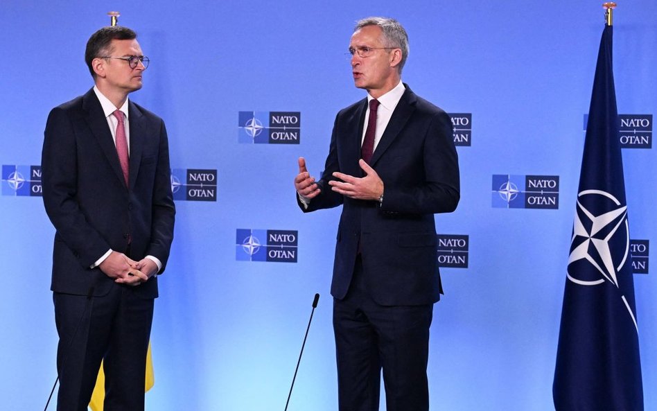 Szef MSZ Ukrainy Dmytro Kułeba i sekretarz generalny NATO Jens Stoltenberg