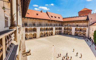 Opis dziedzińca zamku na Wawelu jest jednym z projektów zrealizowanych przez Fundację Audiodeskrypcj