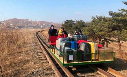 Dyplomaci z Rosji opuścili Koreę Północną drezyną