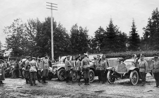 Mikołaj II wizytuje auta wojskowe w Peterhofie po wyścigu Moskwa–Sankt Petersburg, 1910 r.