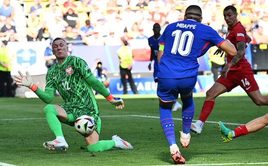 Łukasz Skorupski wygrywa pojedynek z Kylianem Mbappe