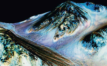 Ciemne linie na zboczach marsjańskiego Krateru Hale’a to ślady po płynącej wodzie. Kolory nie są pra