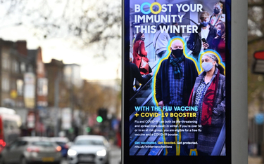 Londyn, reklama zachęcająca do szczepień na grypę i COVID-19