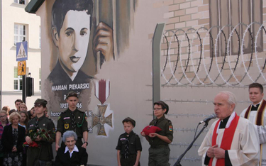 We wrześniu 2015 w Suwałkach odsłonięto mural poświęcony Marianowi Piekarskiemu. W uroczystości wzię