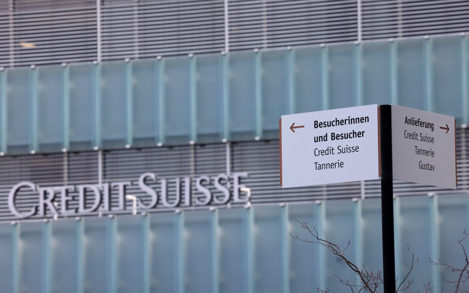 UBS płaci za włączenie do siebie Credit Suisse
