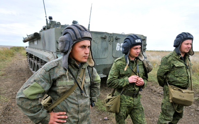 Zmobilizowani Rosjanie podczas szkolenia