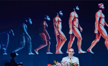 Yuval Noah Harari. W tle człowiek, ale bez duszy