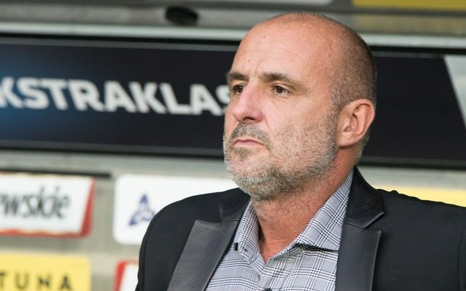 Ekstraklasa: Zmrożone boisko i nalepka na jabolu