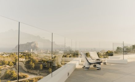 Zaprojektowany przez polskie architektki z pracowni MOW.design 350-metrowy apartament imponuje widok