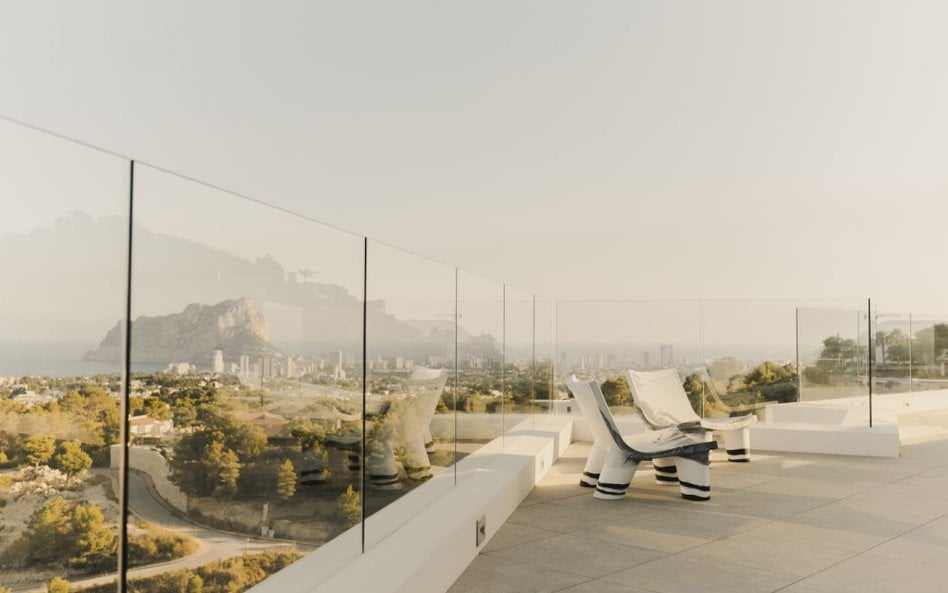 Zaprojektowany przez polskie architektki z pracowni MOW.design 350-metrowy apartament imponuje widok