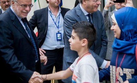 W lutym 2016 r. do Włoch przyleciała pierwsza grupa uchodźców z Aleppo. Witał ich ówczesny szef MSZ,