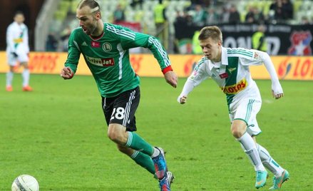 Danijel Ljuboja (z lewej) w Gdańsku najpierw zmarnował rzut karny, a później strzelił zwycięskiego g