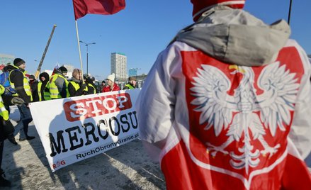 Protesty rolników obawiających się gwałtownego napływu zalewu tańszej, choć ich zdaniem gorszej żywn