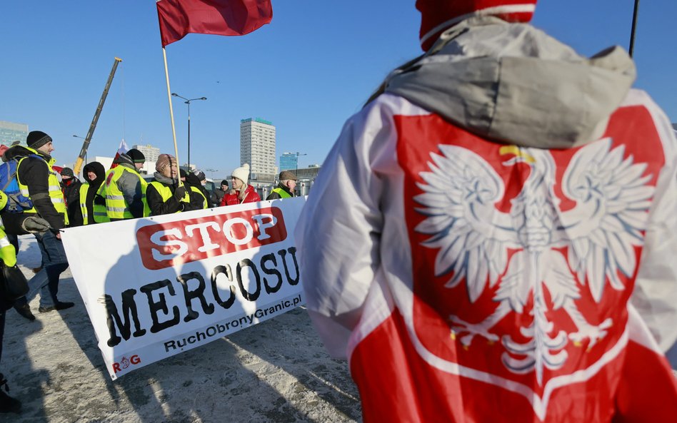 Protesty rolników obawiających się gwałtownego napływu zalewu tańszej, choć ich zdaniem gorszej żywn
