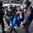 Policja niesie jednego z aresztowanych na placu Puszkina w Moskwie