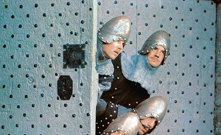 „Monty Python i Święty Graal”, kpina z rycerskiego patosu