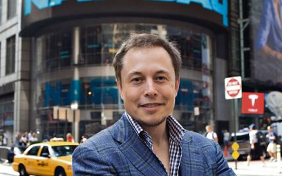 Elon Musk, szef Tesli, znalazł się w opałach. Nadzór rynku oskarża go o wprowadzenie inwestorów w bł