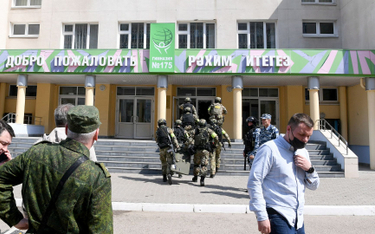 Główne wejście do gimnazjum nr 175 w Kazaniu, przez które wszedł napastnik