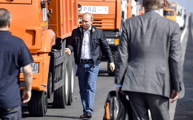 Szofer amator ciężarówki Władimir Putin po dojechaniu na Krym
