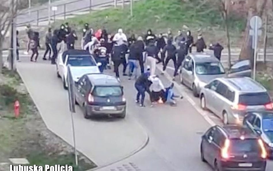 Prawnicy: Udział w ustawkach kibicowskich to przestępstwo, za które PiS zaostrzył karę