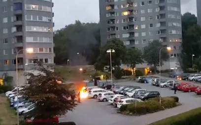 Seria podpaleń w Szwecji. Zamaskowani sprawcy spalili 80 aut