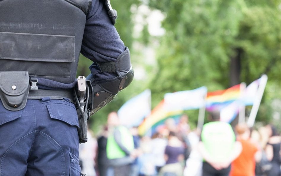 Flagi LGBT na pomnikach. Oskarżeni opuścili areszt