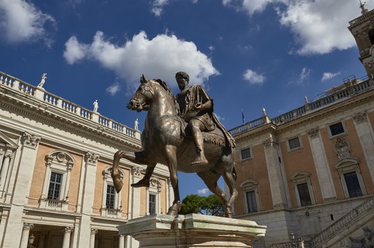 Słynny pomnik Marka Aureliusza na Piazza del Campidoglio w Rzymie
