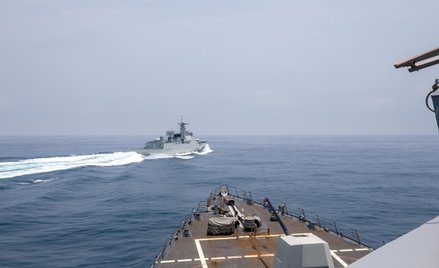 Chiński okręt wojenny w pobliżu amerykańskiego niszczyciela w Cieśninie Tajwańskiej
