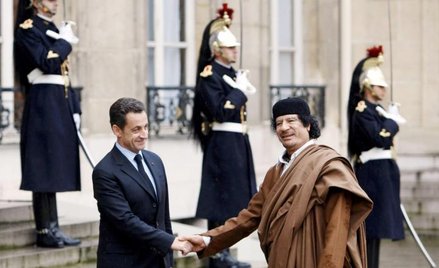 W grudniu 2007 r. prezydent Sarkozy przyjął w Paryżu Kaddafiego. Czy zawdzięczał mu zwycięstwo w wyb