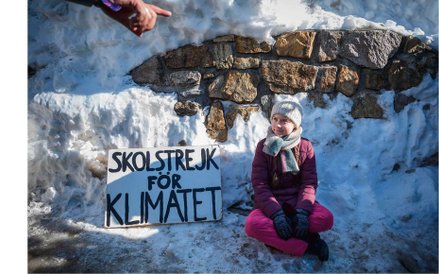 Szwedzka aktywistka Greta Thunberg protestuje podczas Światowego Forum Ekonomicznego w szwajcarskim 